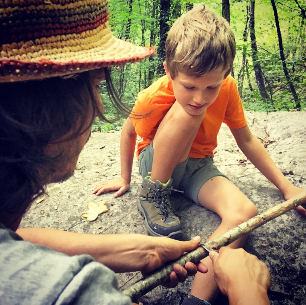 Apprendre à un enfant à se servir d'un couteau de poche ©petitbivouac